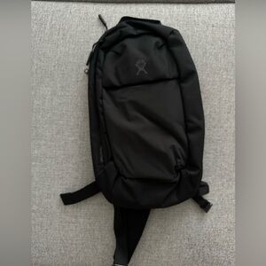 Hydro Flask Slingback Bottle Pack Black Crossbody Bag